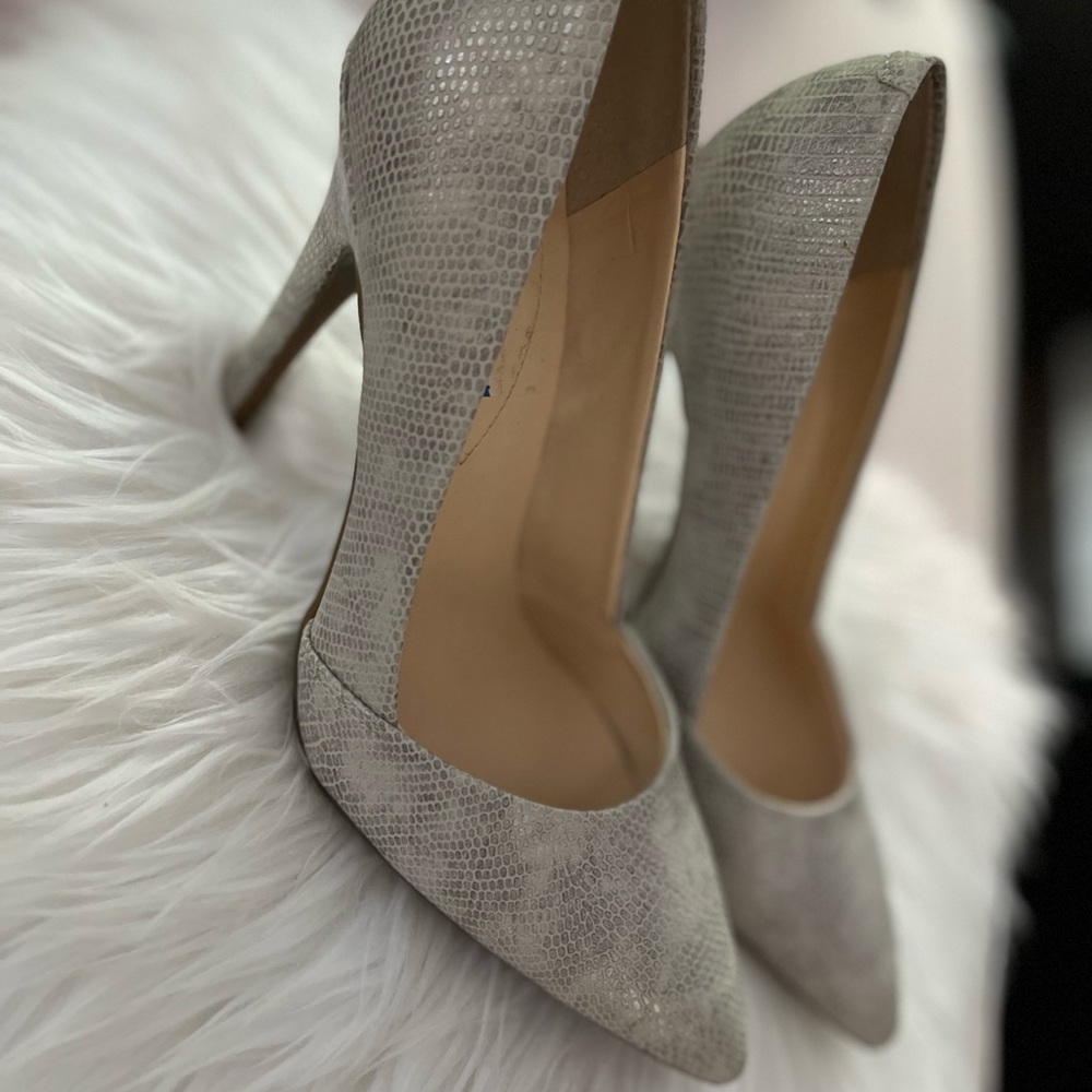 Guess heels size 5.5 in grey/silver/white color